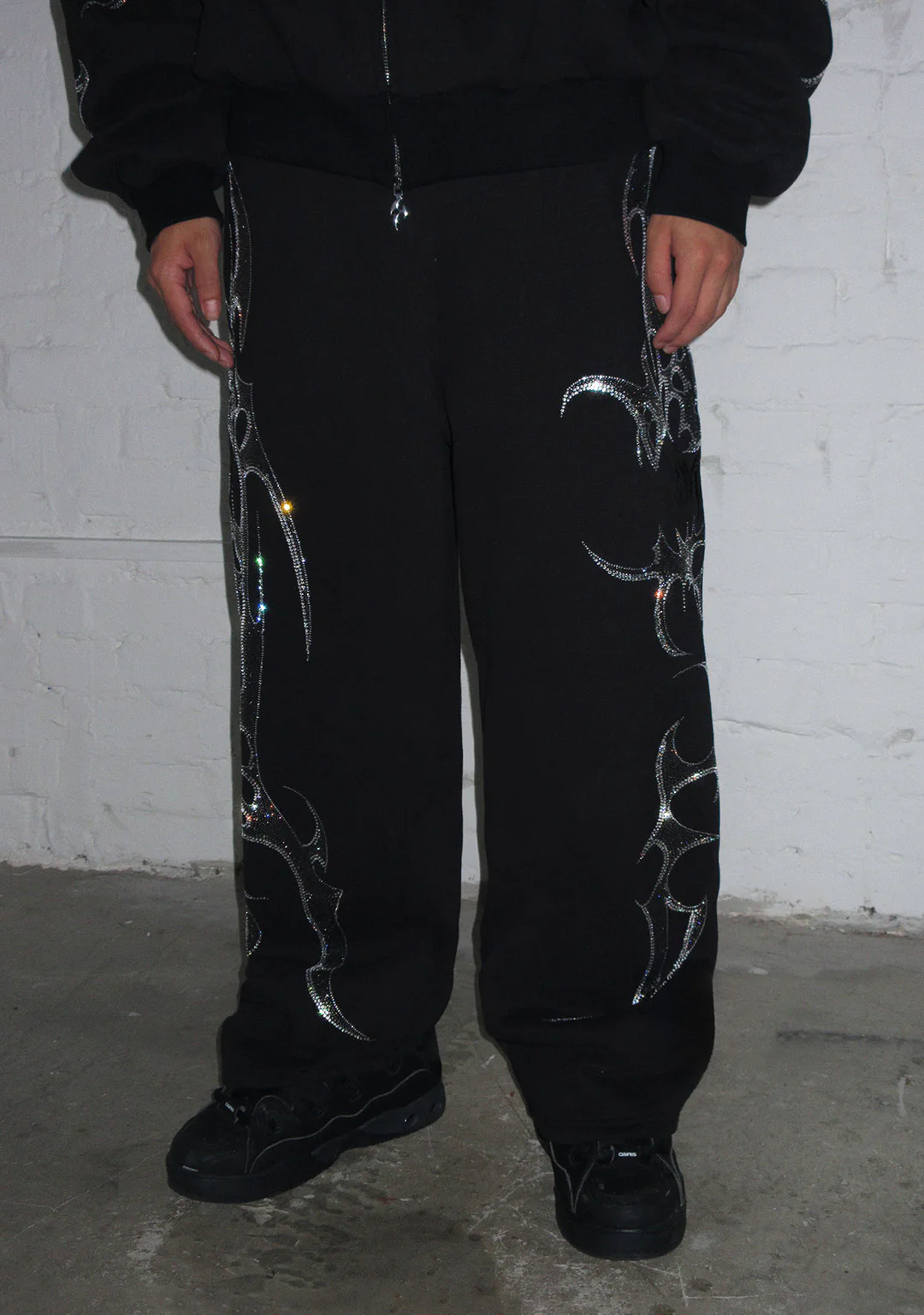 CRASH RHINESTONE OVERSIZED SWEATPANTS BLACK - Image 3