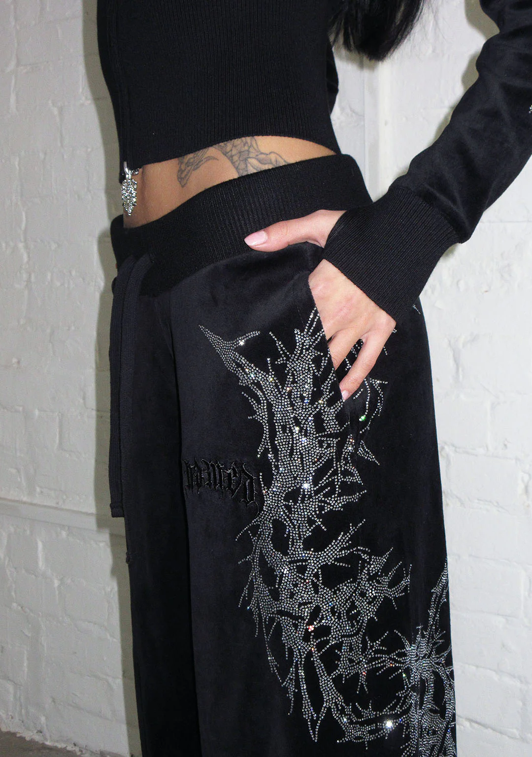 CURSE RHINESTONE VELOUR SWEATPANTS BLACK - Image 4