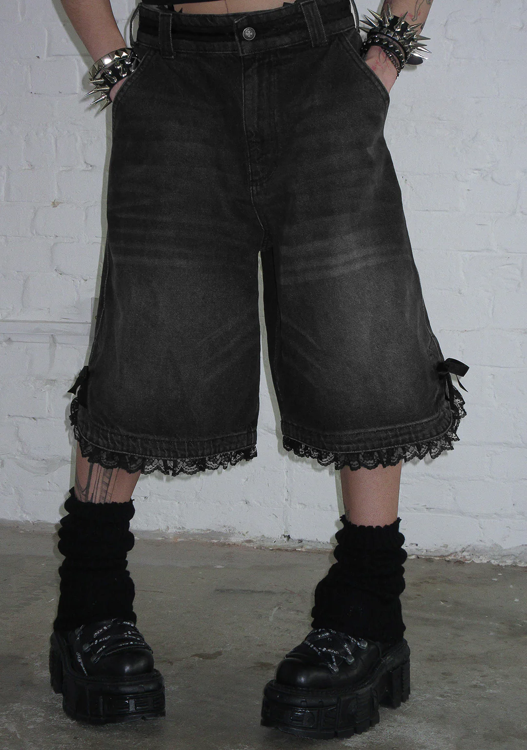 DESTROY LACE RIBBON JORTS BLACK VINTAGE WASH - Image 4