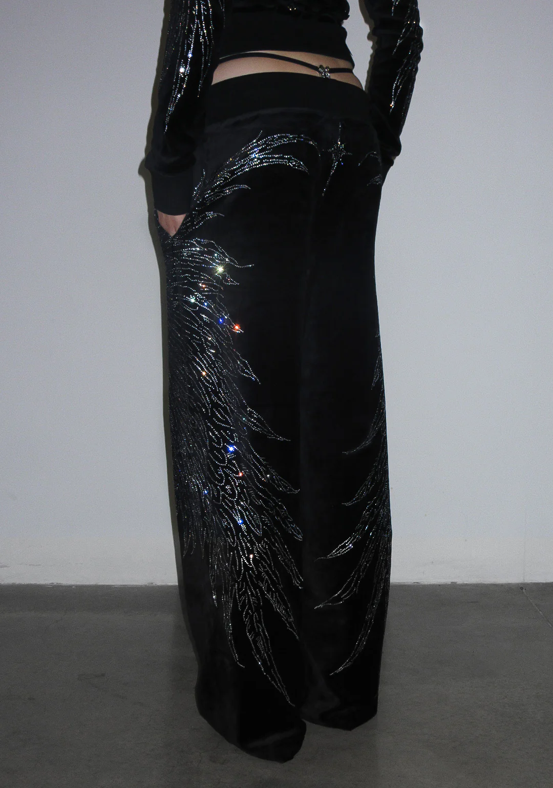 FALLEN RHINESTONE VELOUR SWEATPANTS BLACK - Image 3