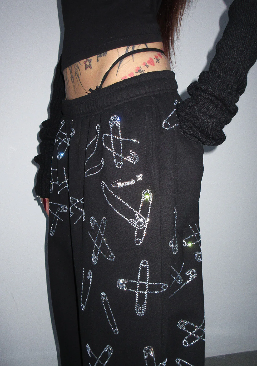 HEIST RHINESTONE SAFETY PIN OVERSIZED SWEATPANTS BLACK - Image 4