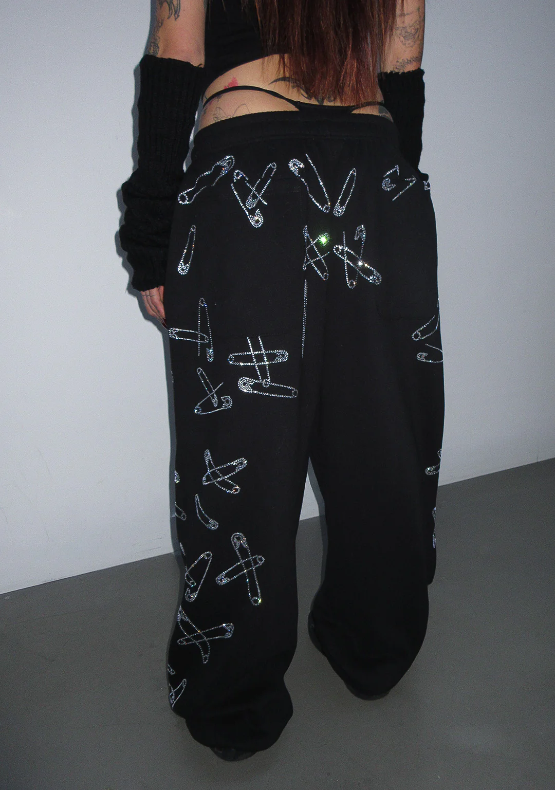 HEIST RHINESTONE SAFETY PIN OVERSIZED SWEATPANTS BLACK - Image 5