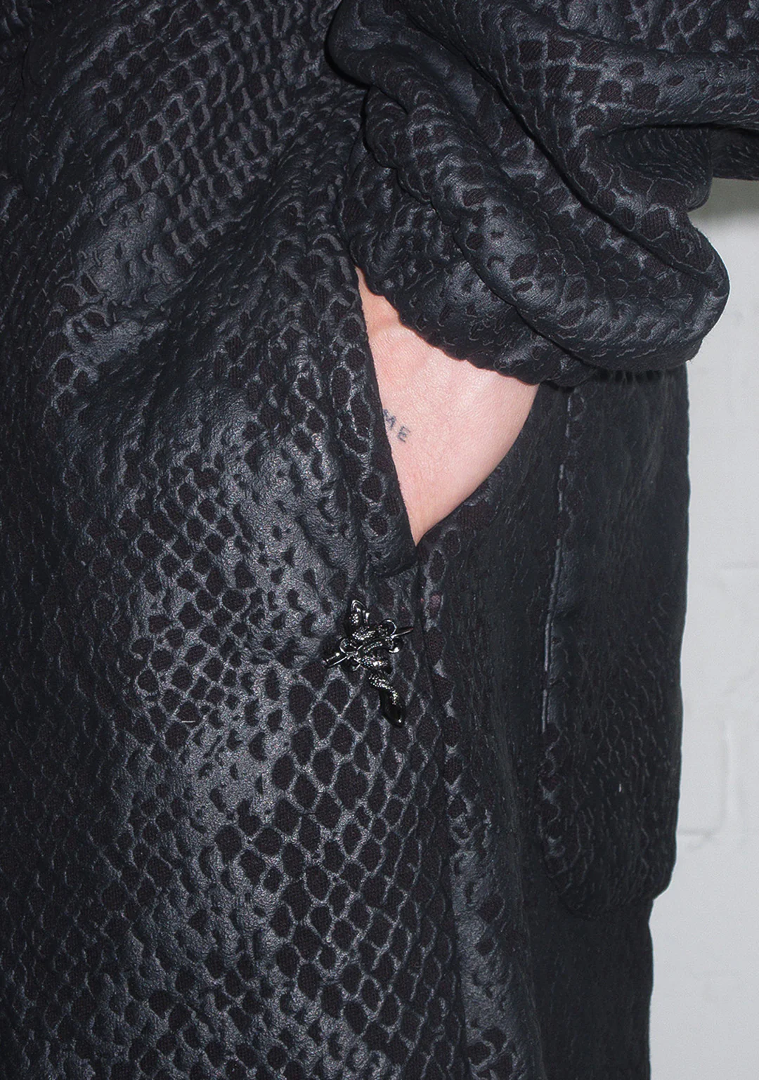 NOCTURNAL SNAKESKIN TEXTURED OVERSIZED SWEATPANTS BLACK - Image 5