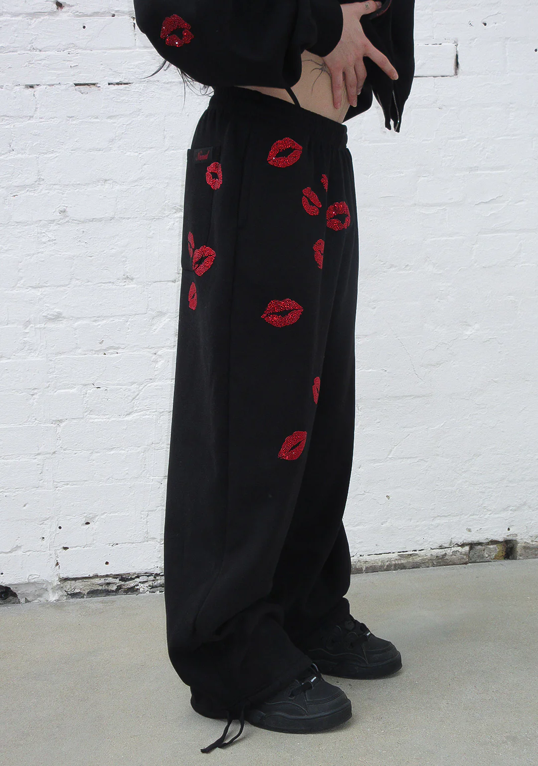 TEASE RHINESTONE KISS OVERSIZED SWEATPANTS BLACK - Image 3