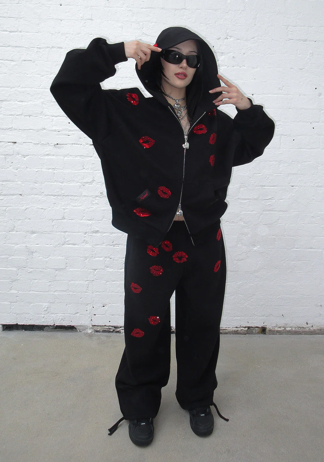 TEASE RHINESTONE KISS OVERSIZED SWEATPANTS BLACK - Image 5