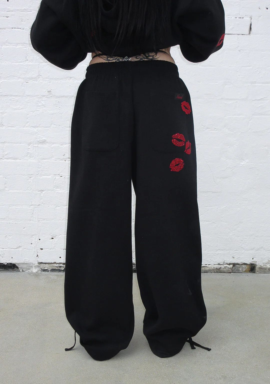 TEASE RHINESTONE KISS OVERSIZED SWEATPANTS BLACK - Image 6