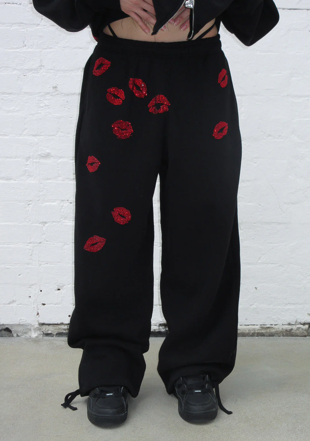 TEASE RHINESTONE KISS OVERSIZED SWEATPANTS BLACK - Image 7