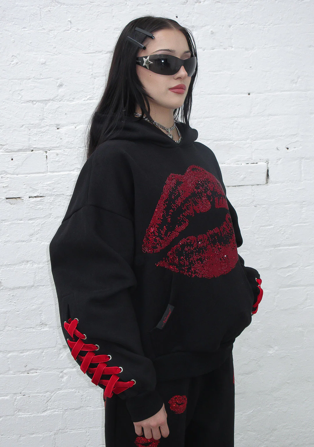 TEASE RHINESTONE KISS PULLOVER HOODIE BLACK - Image 4
