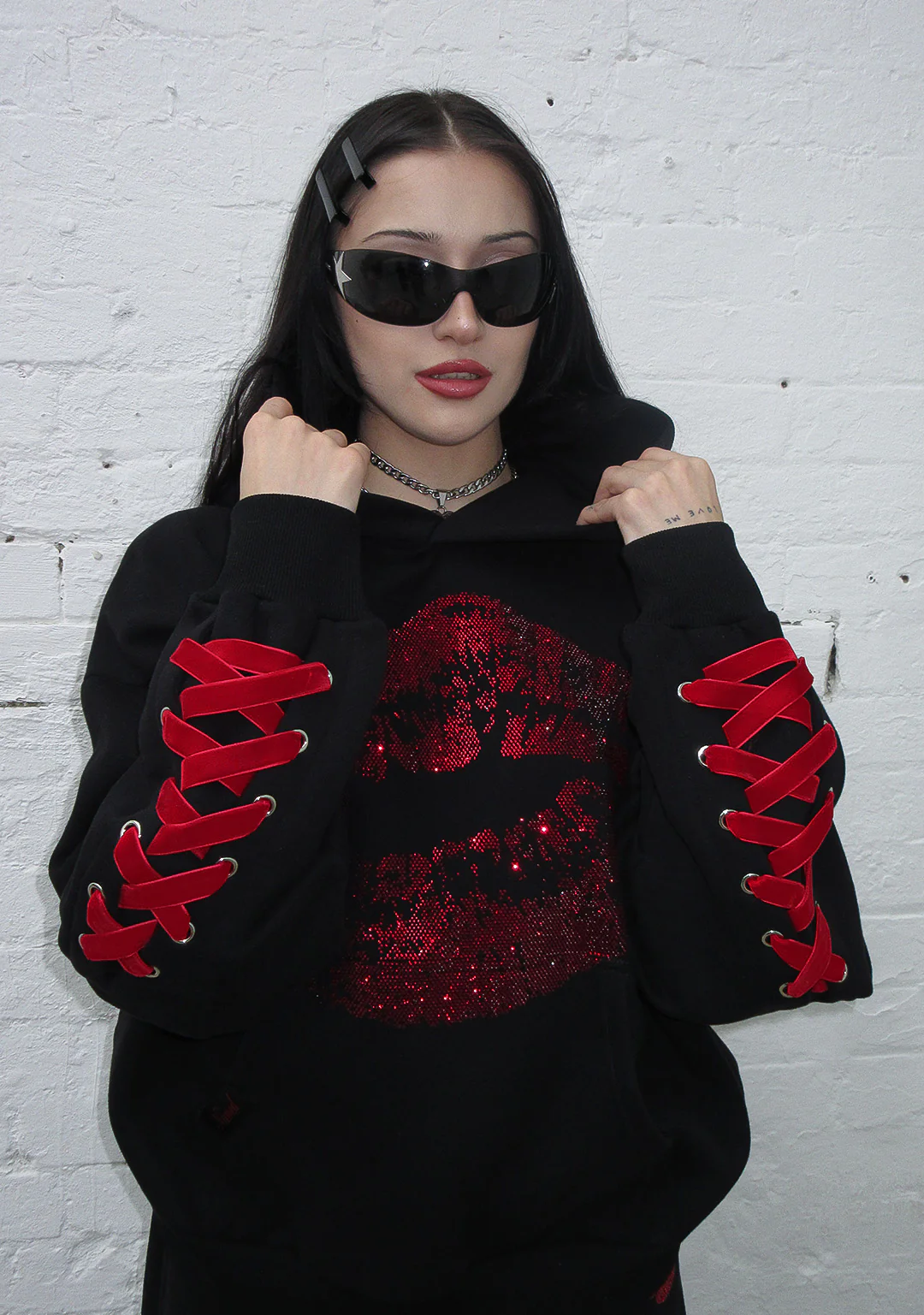 TEASE RHINESTONE KISS PULLOVER HOODIE BLACK - Image 5