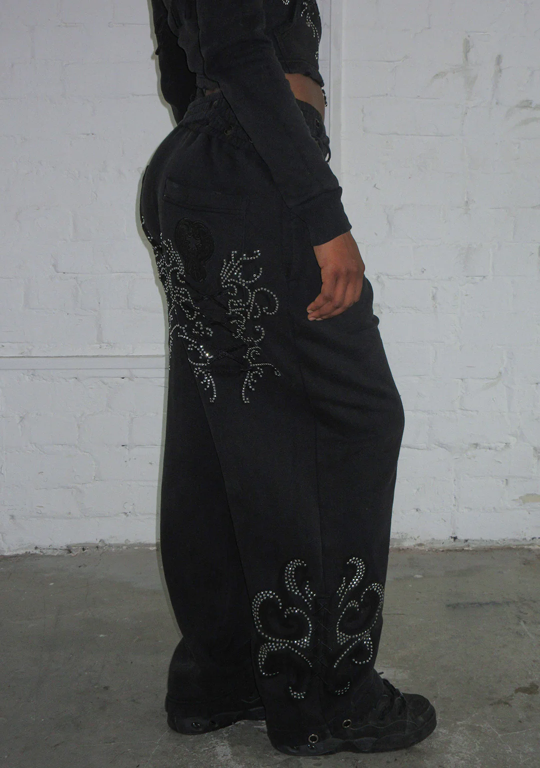 VENDETTA LACE UP OVERSIZED SWEATPANTS BLACK VINTAGE WASH - Image 6